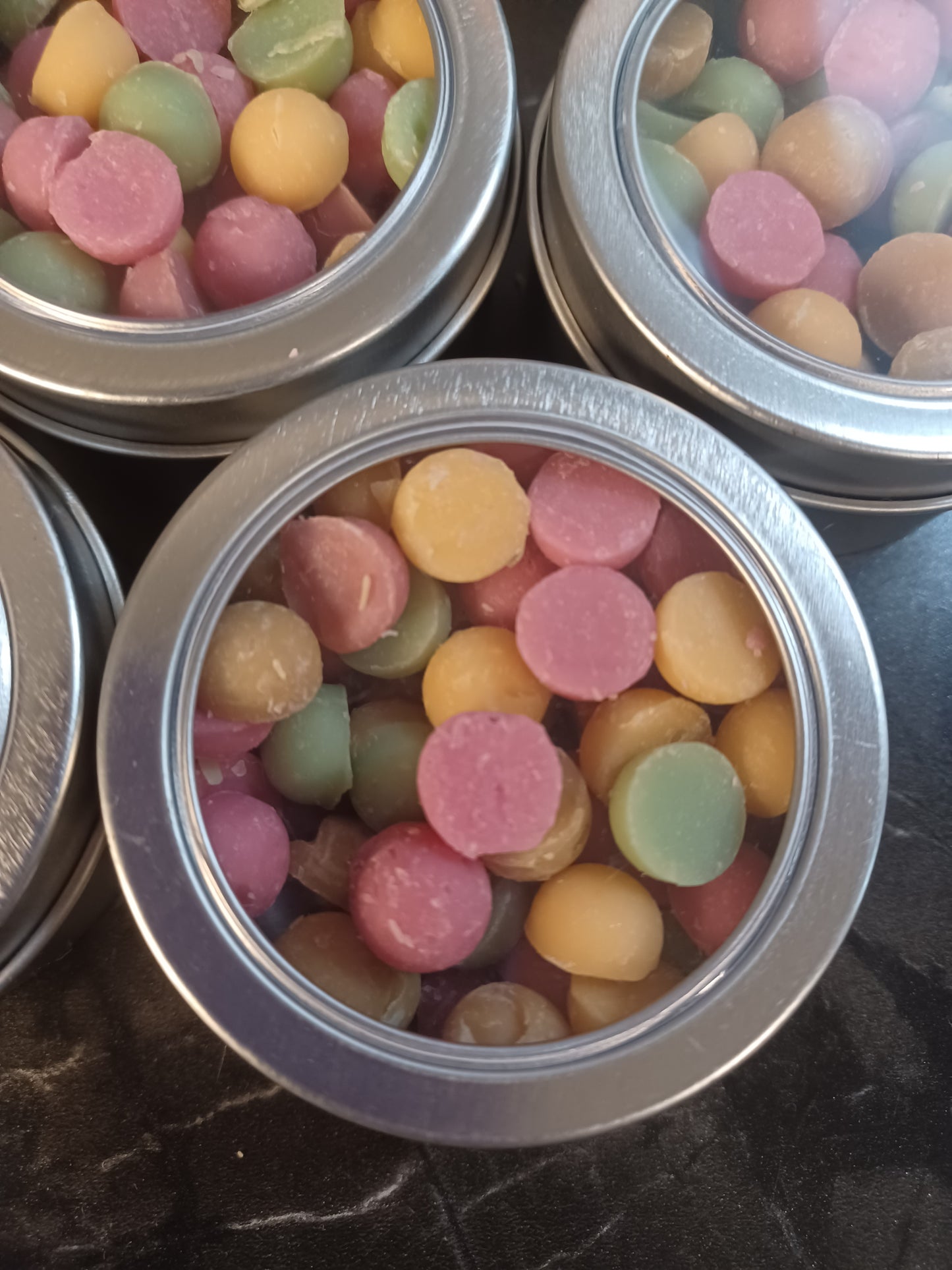 Luxurious single-use soap dots made with moisturizing oils and butters for a convenient, hygienic cleanse.